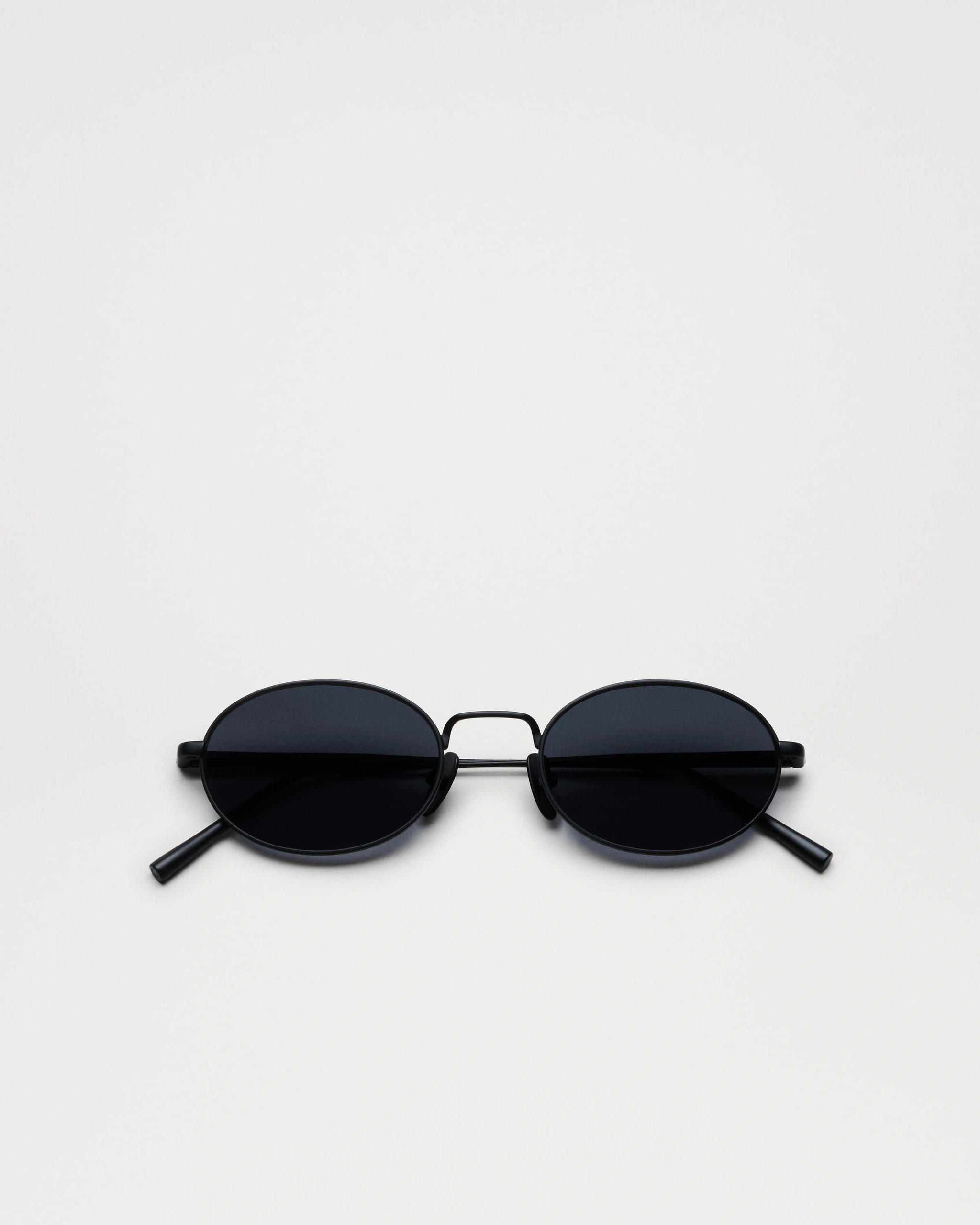 Titan Oval Black